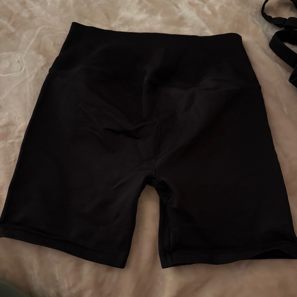 ALO Yoga Seamless Ribbed Favorite Bra Tank W/Matching Shorts M/L fit SET of 2 - Picture 6 of 8